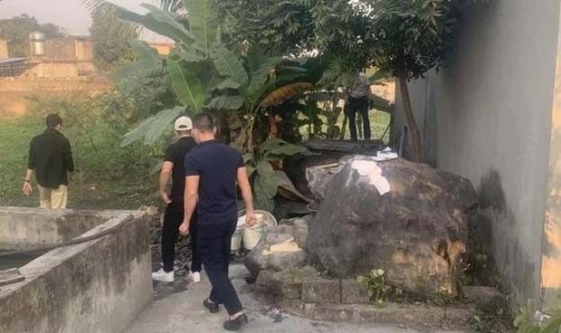 Phát hiện bộ xương nữ giới trong bể phốt nhà vệ sinh bỏ hoang-1