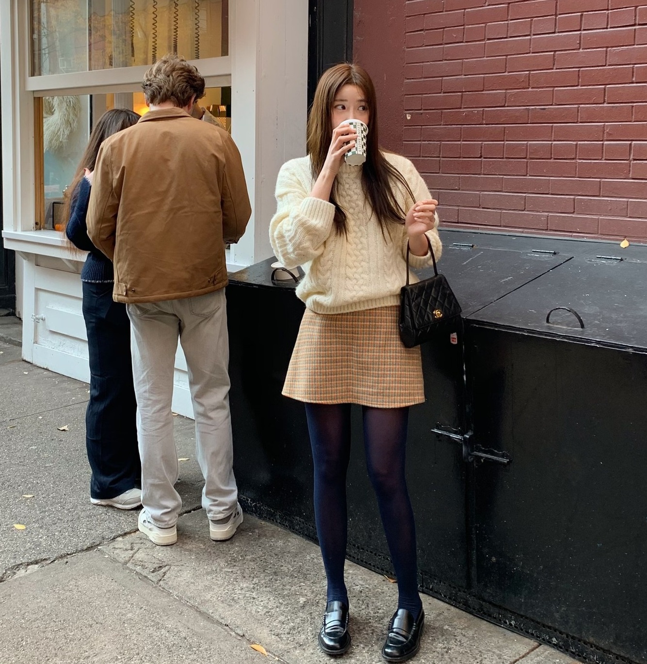 10 cách diện áo len và chân váy ngắn trẻ trung, tôn dáng cao ráo-2