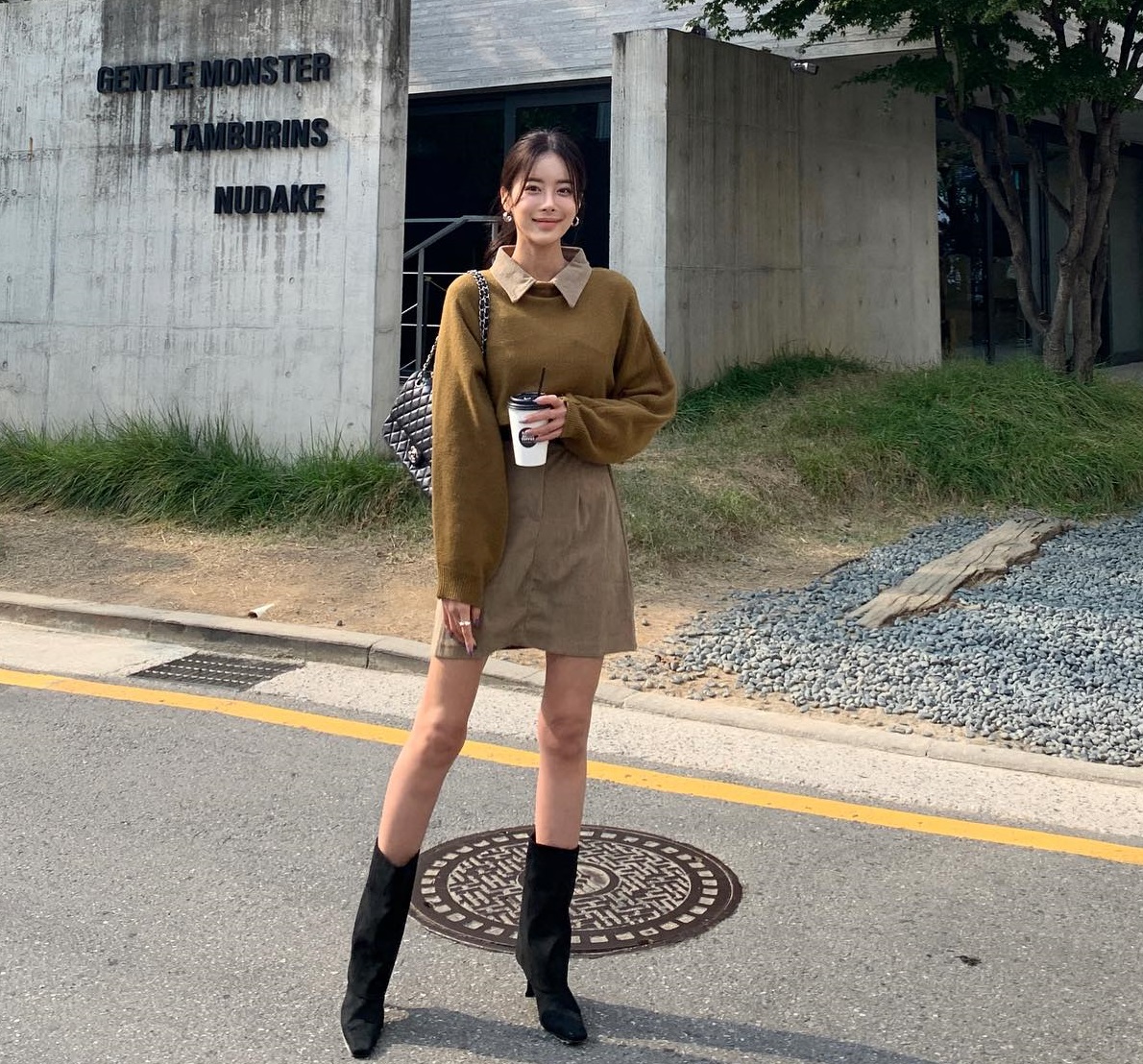 10 cách diện áo len và chân váy ngắn trẻ trung, tôn dáng cao ráo-5