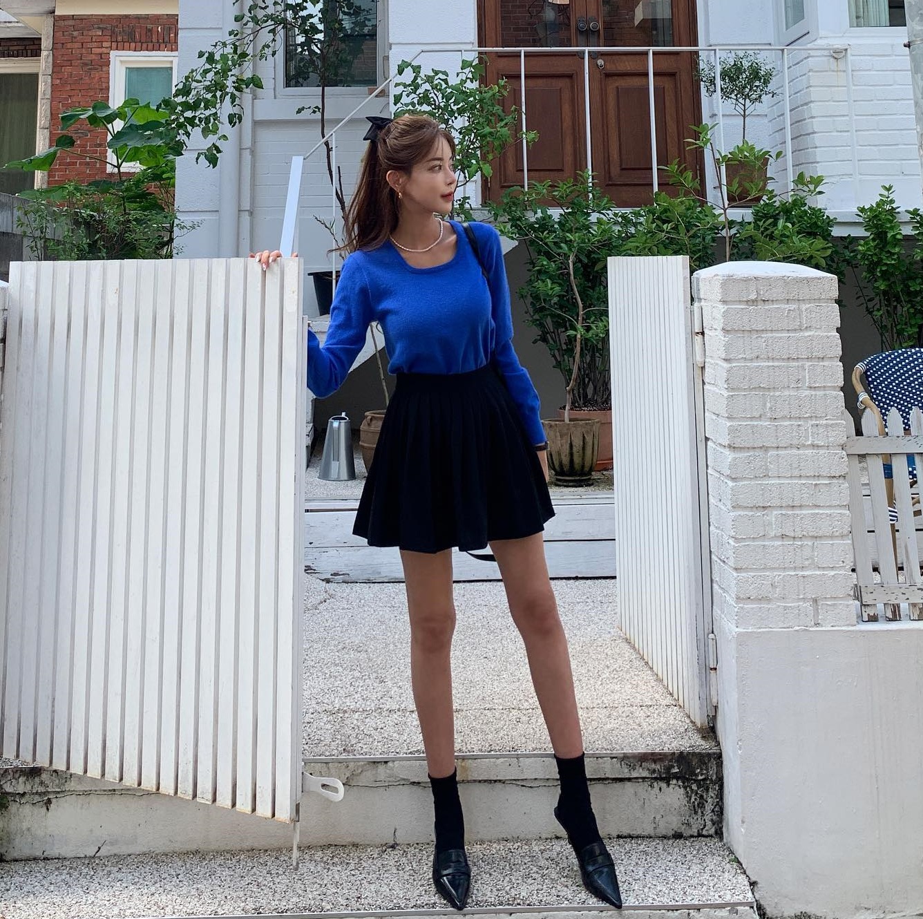 10 cách diện áo len và chân váy ngắn trẻ trung, tôn dáng cao ráo-10