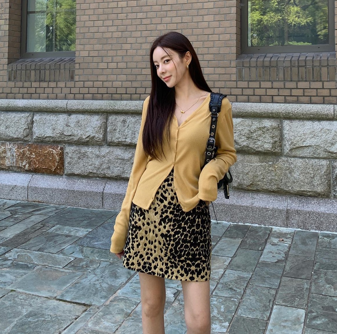 10 cách diện áo len và chân váy ngắn trẻ trung, tôn dáng cao ráo-8