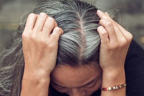 Cần làm gì để ngăn tóc bạc sớm?