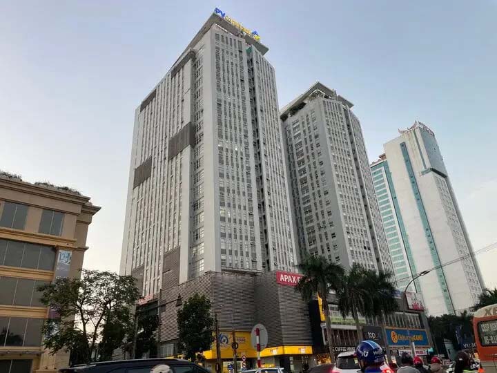 Nghẹt thở giây phút cứu cô gái cầm dao đứng trên nóc chung cư định tự tử-1