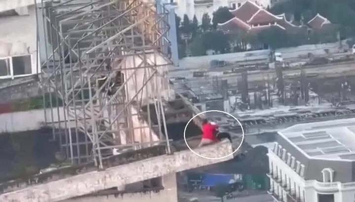 Nghẹt thở giây phút cứu cô gái cầm dao đứng trên nóc chung cư định tự tử-4