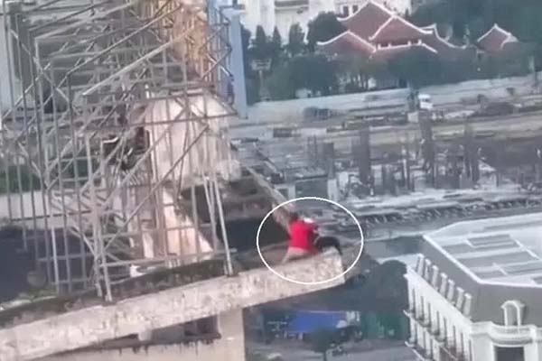 Một phụ nữ nhảy lầu tại Bệnh viện đa khoa Kiên Giang-2