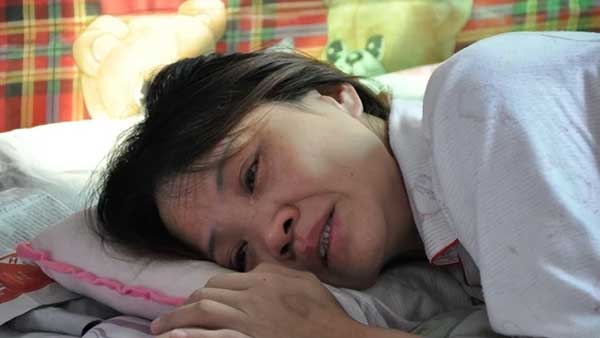 Trong ngày tái hôn, cô dâu khóc cạn nước mắt vì chồng cũ gửi video kỷ niệm-1