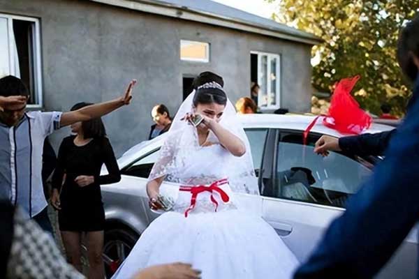 Trong ngày tái hôn, cô dâu khóc cạn nước mắt vì chồng cũ gửi video kỷ niệm-2