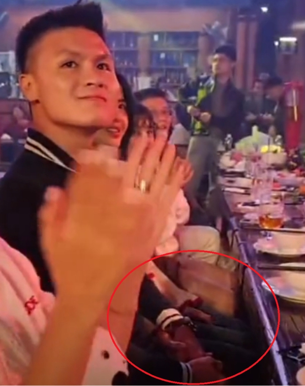 Quang Hải đan tay cùng Chu Thanh Huyền dưới bàn tiệc, một ánh mắt đủ nói lên tình cảm-1