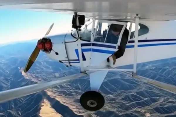 Dàn cảnh máy bay rơi câu view, YouTuber Mỹ bị kết án tù-1