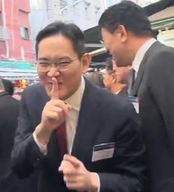 Chủ tịch Samsung gây bão với bức ảnh chưa từng có, khiến dân mạng Hàn Quốc cực tò mò một điều-1