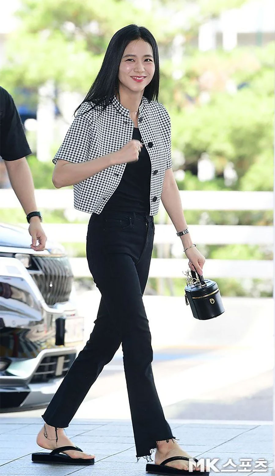 6 món đồ đơn giản làm nên thời trang sân bay đẳng cấp của BLACKPINK-9