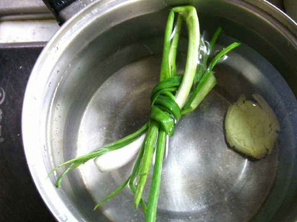 Ghim dần để dùng khi Tết đến: Thêm ngay các bước này để món thịt gà luộc có da căng bóng, siêu thơm ngon-2