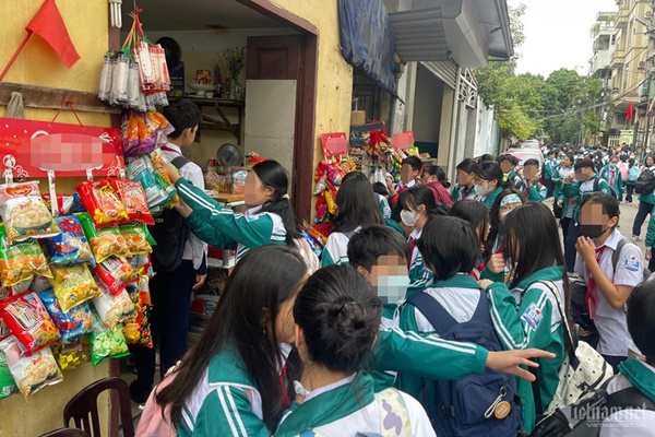 Sau hàng loạt ca ngộ độc, đồ ăn vặt không rõ nguồn gốc vẫn bủa vây cổng trường-2
