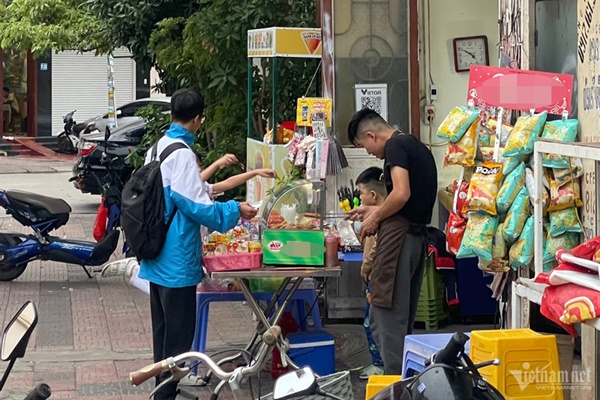 Sau hàng loạt ca ngộ độc, đồ ăn vặt không rõ nguồn gốc vẫn bủa vây cổng trường-3