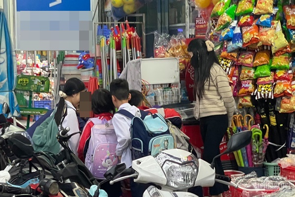 Sau hàng loạt ca ngộ độc, đồ ăn vặt không rõ nguồn gốc vẫn bủa vây cổng trường-4