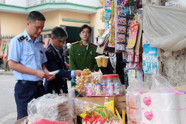 Sau hàng loạt ca ngộ độc, đồ ăn vặt không rõ nguồn gốc vẫn bủa vây cổng trường-8