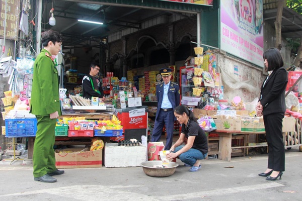 Sau hàng loạt ca ngộ độc, đồ ăn vặt không rõ nguồn gốc vẫn bủa vây cổng trường-9