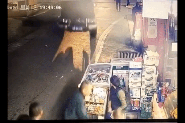 Clip: Ô tô không người lái bất ngờ lao vào nhóm người ngồi ven đường