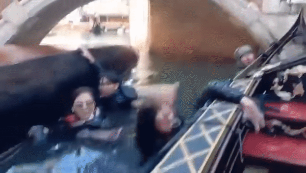 Phớt lờ cảnh báo ngừng chụp ảnh selfie khi đi thuyền ở Venice, nhóm du khách lĩnh hậu quả thê thảm, video ghi lại cảnh tượng gây sốc-1