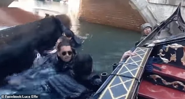 Phớt lờ cảnh báo ngừng chụp ảnh selfie khi đi thuyền ở Venice, nhóm du khách lĩnh hậu quả thê thảm, video ghi lại cảnh tượng gây sốc-2