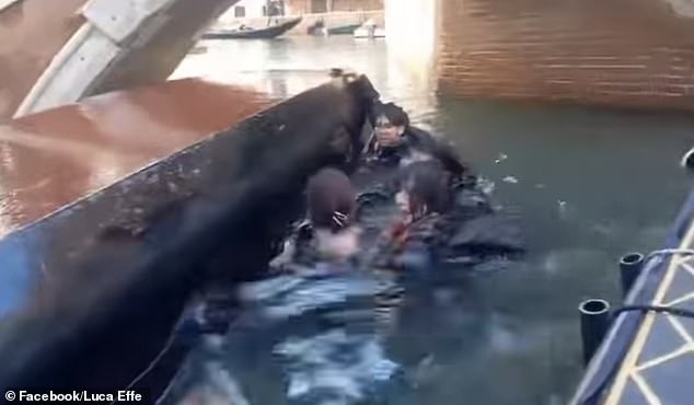 Phớt lờ cảnh báo ngừng chụp ảnh selfie khi đi thuyền ở Venice, nhóm du khách lĩnh hậu quả thê thảm, video ghi lại cảnh tượng gây sốc-3