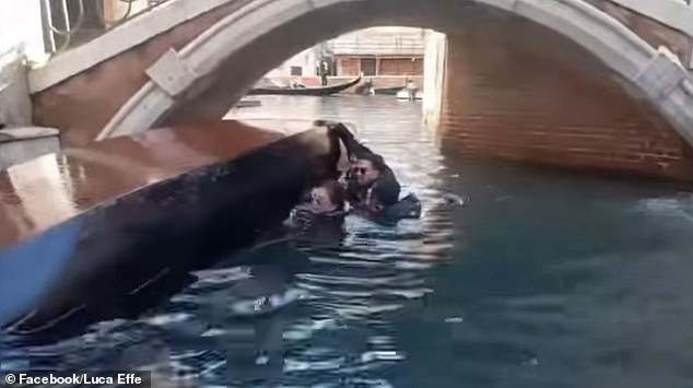 Phớt lờ cảnh báo ngừng chụp ảnh selfie khi đi thuyền ở Venice, nhóm du khách lĩnh hậu quả thê thảm, video ghi lại cảnh tượng gây sốc-4