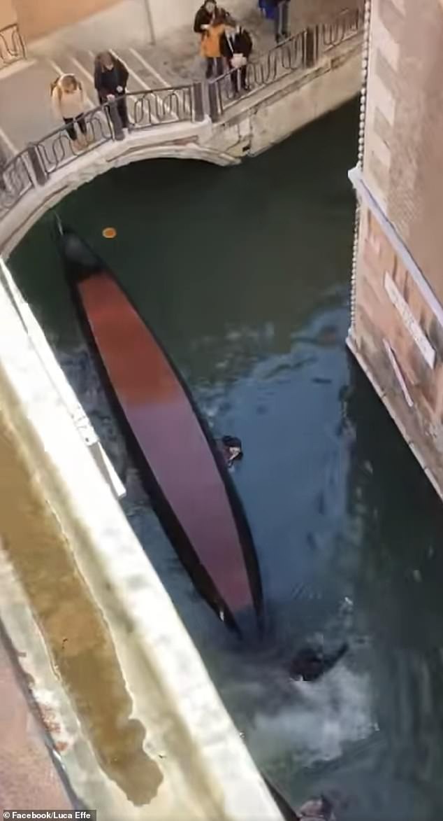 Phớt lờ cảnh báo ngừng chụp ảnh selfie khi đi thuyền ở Venice, nhóm du khách lĩnh hậu quả thê thảm, video ghi lại cảnh tượng gây sốc-5