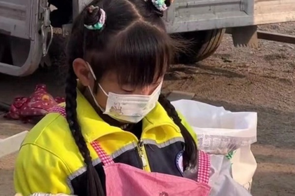 1 điều cha mẹ buộc phải dạy trẻ nếu không muốn con bị cô lập, không ai yêu quý-2