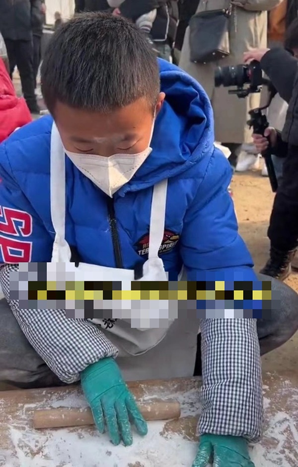 Bức ảnh hai anh em giữa khu chợ gây bão mạng: Một đứa trẻ về sau hiếu thảo hay không có thể nhìn ra từ chi tiết đơn giản này-1