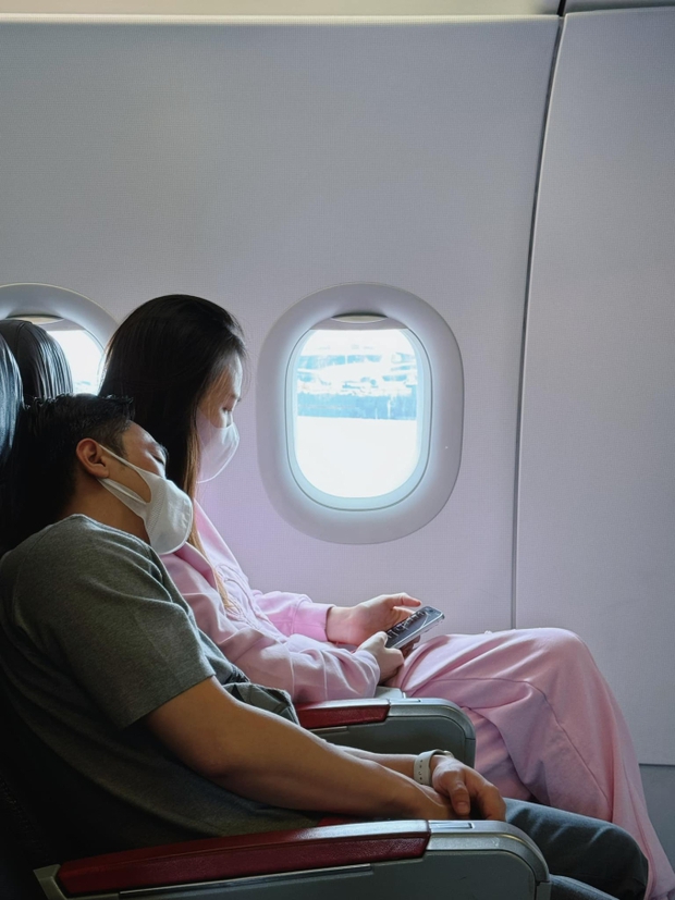 2 vợ chồng đại gia trên cùng chuyến bay nhưng trái ngược: Vợ chồng Cường Đô La giản dị, nhà Minh Nhựa miệt mài check-in-1