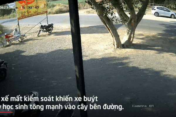 Tài xế mất kiểm soát, xe buýt chở học sinh tông thẳng vào gốc cây