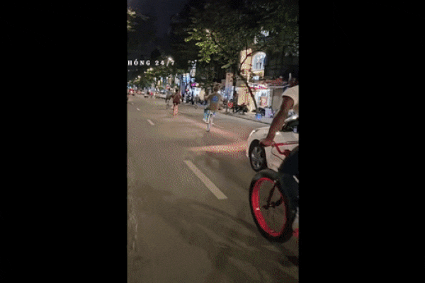 Phản cảm cảnh nhóm người nước ngoài 'diễn xiếc' trên xe đạp qua nhiều tuyến phố ở Hà Nội