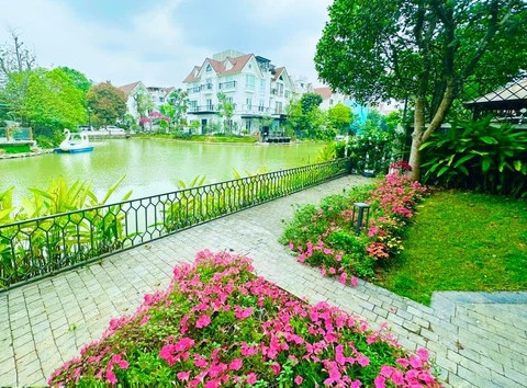 Lã Thanh Huyền và chồng đại gia đón Giáng sinh trong biệt thự triệu đô-11