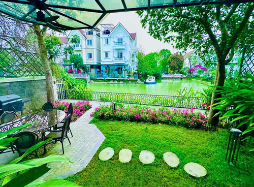 Lã Thanh Huyền và chồng đại gia đón Giáng sinh trong biệt thự triệu đô-10