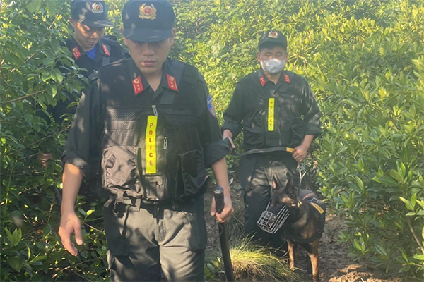 2 phạm nhân khai nhớ nhà nên rủ nhau vượt ngục, do quá đói đi kiếm thức ăn thì bị bắt-4