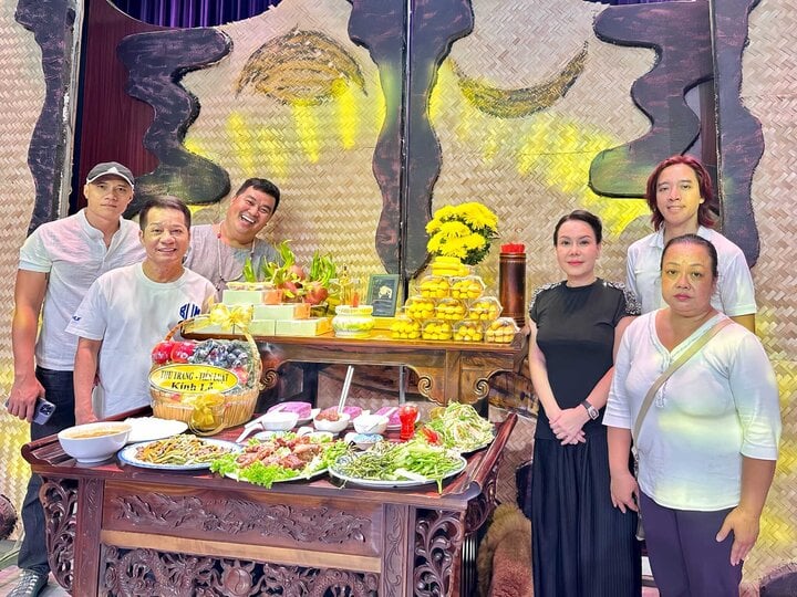 Việt Hương làm đám giỗ 3 năm cho Chí Tài tại sân khấu-1