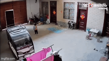 Xem camera, mẹ bật khóc rồi lập tức lái xe 10 tiếng trở về nhà khi chứng kiến hành động của con gái-1