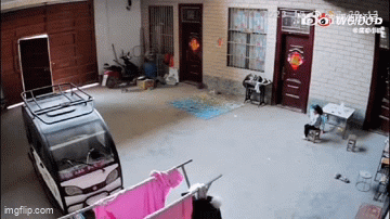 Xem camera, mẹ bật khóc rồi lập tức lái xe 10 tiếng trở về nhà khi chứng kiến hành động của con gái-3