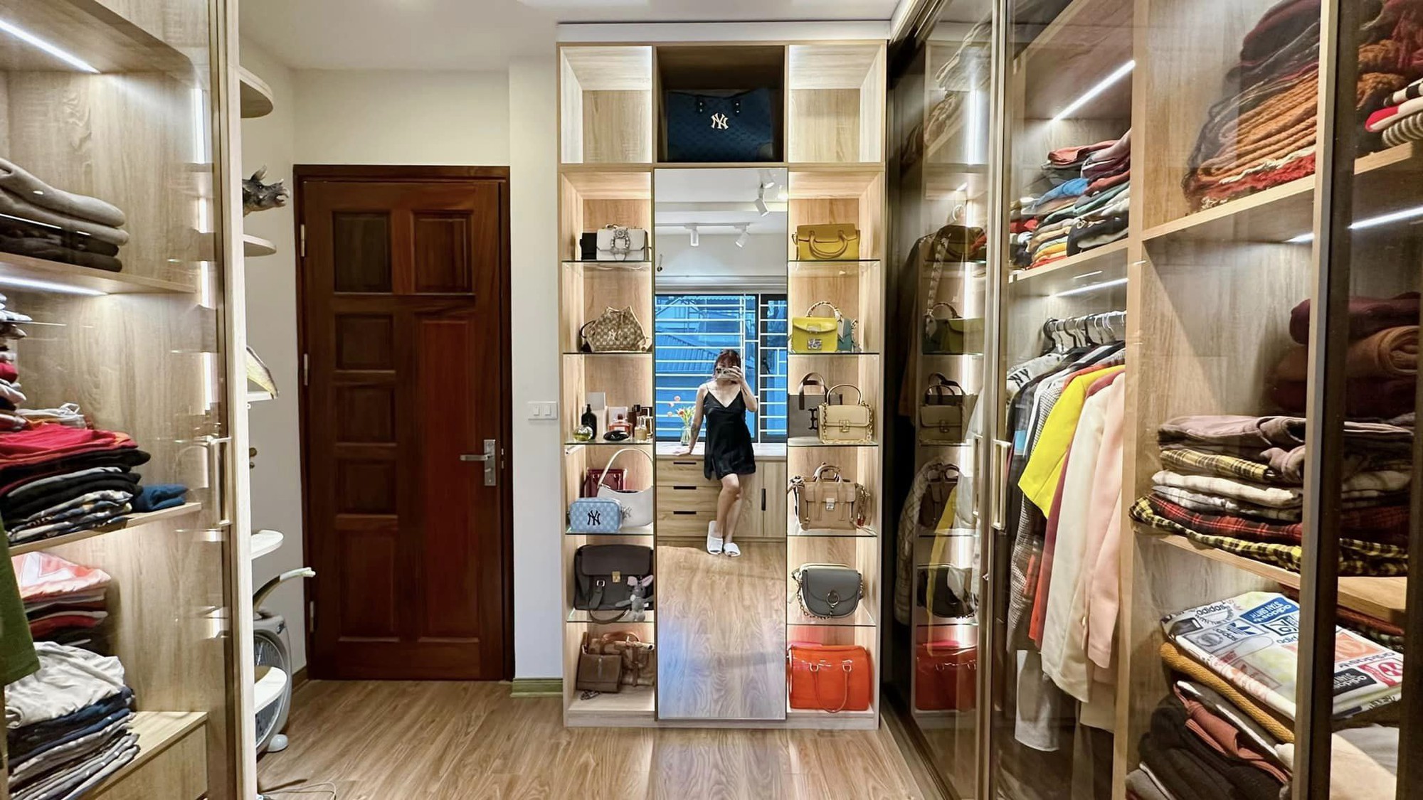 Từ phòng thay đồ lộn xộn thành không gian sáng bừng như trong store, MC Hoàng Linh khoe không gian sống viên mãn-2