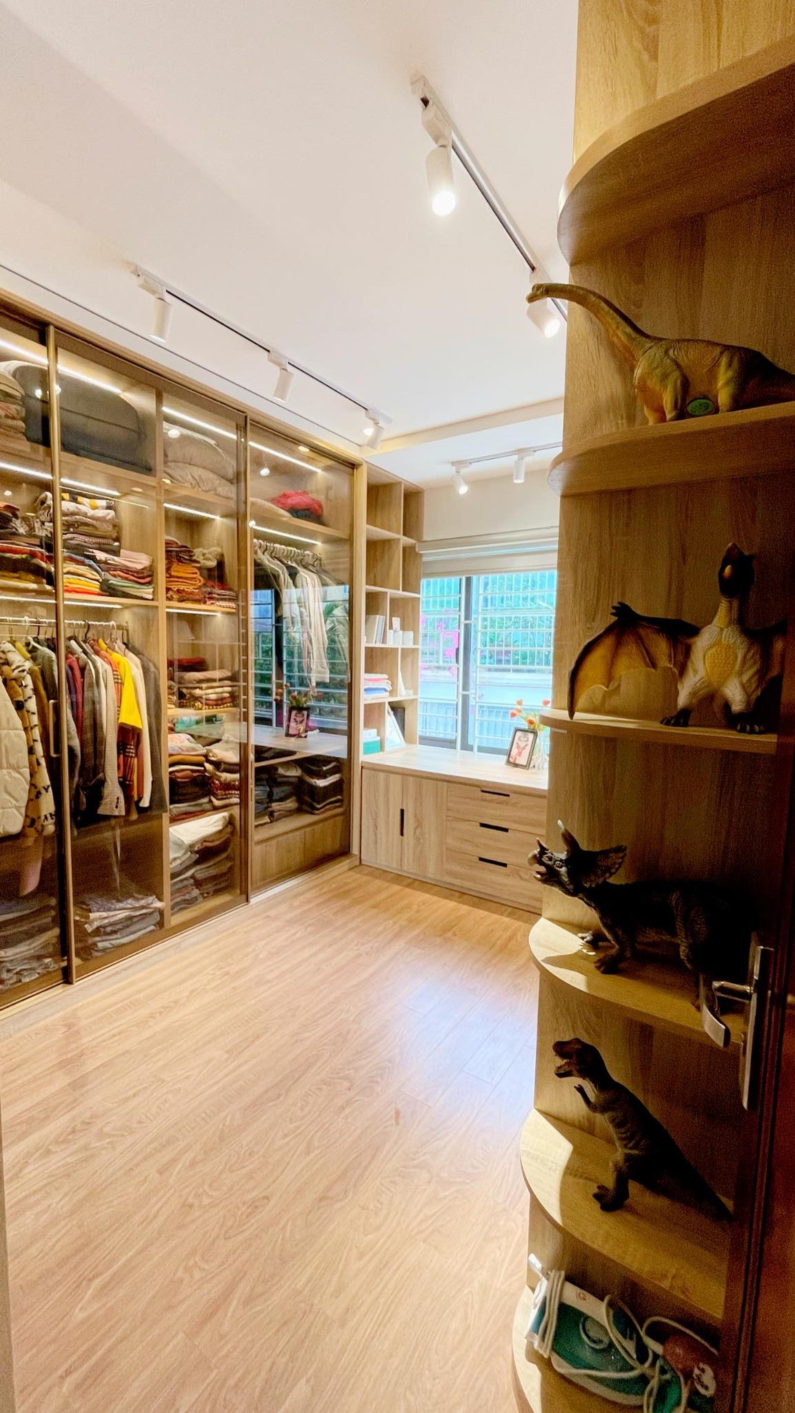 Từ phòng thay đồ lộn xộn thành không gian sáng bừng như trong store, MC Hoàng Linh khoe không gian sống viên mãn-4