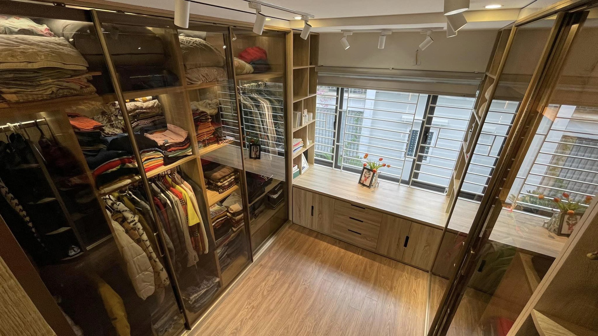 Từ phòng thay đồ lộn xộn thành không gian sáng bừng như trong store, MC Hoàng Linh khoe không gian sống viên mãn-5