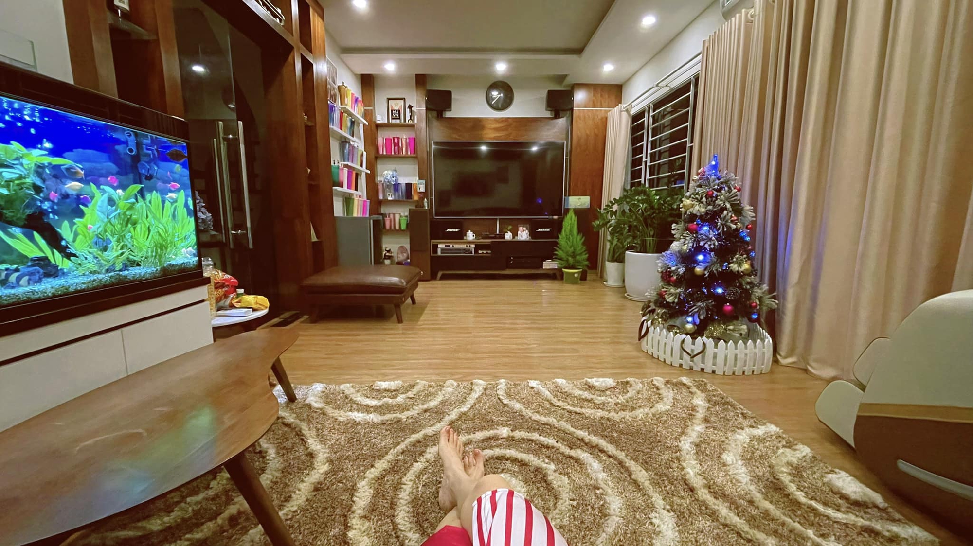 Từ phòng thay đồ lộn xộn thành không gian sáng bừng như trong store, MC Hoàng Linh khoe không gian sống viên mãn-10