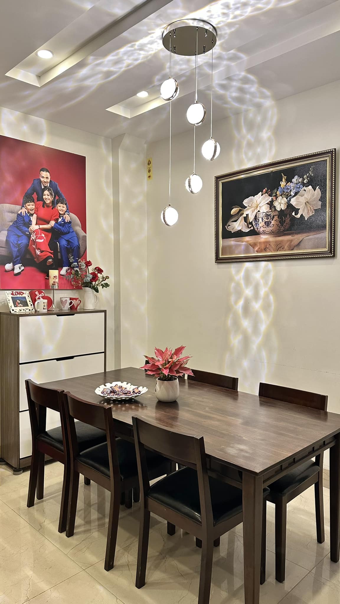 Từ phòng thay đồ lộn xộn thành không gian sáng bừng như trong store, MC Hoàng Linh khoe không gian sống viên mãn-11