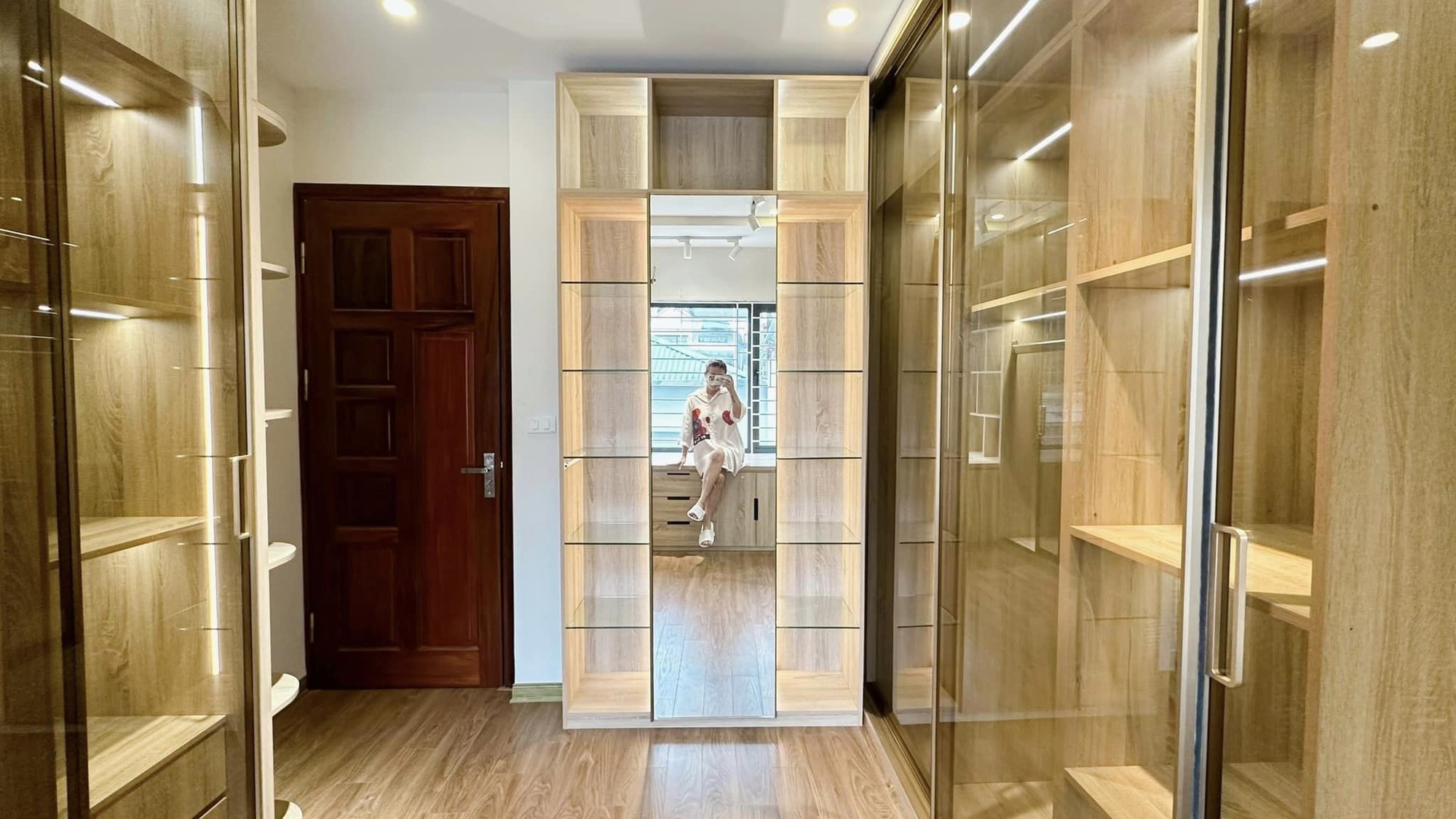 Từ phòng thay đồ lộn xộn thành không gian sáng bừng như trong store, MC Hoàng Linh khoe không gian sống viên mãn-7