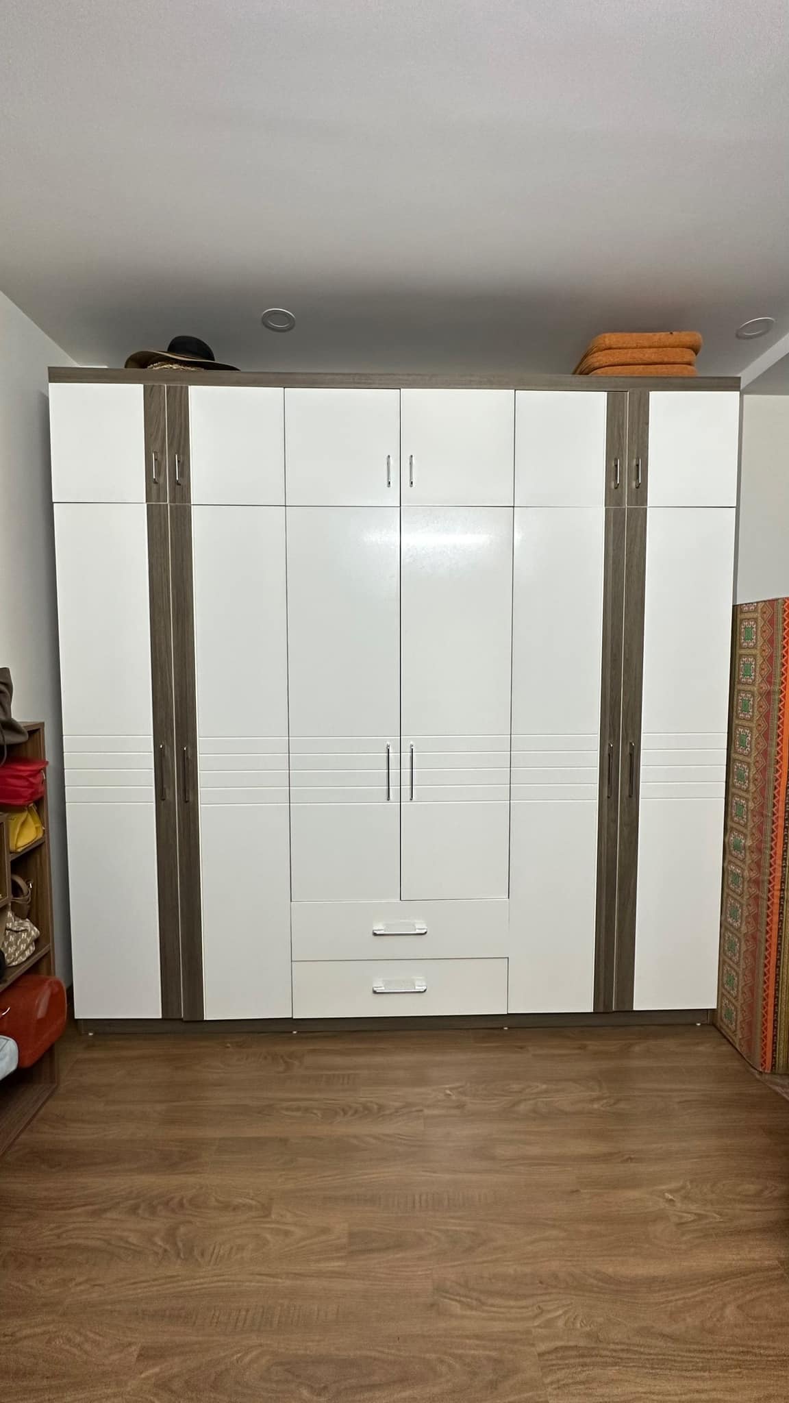 Từ phòng thay đồ lộn xộn thành không gian sáng bừng như trong store, MC Hoàng Linh khoe không gian sống viên mãn-8