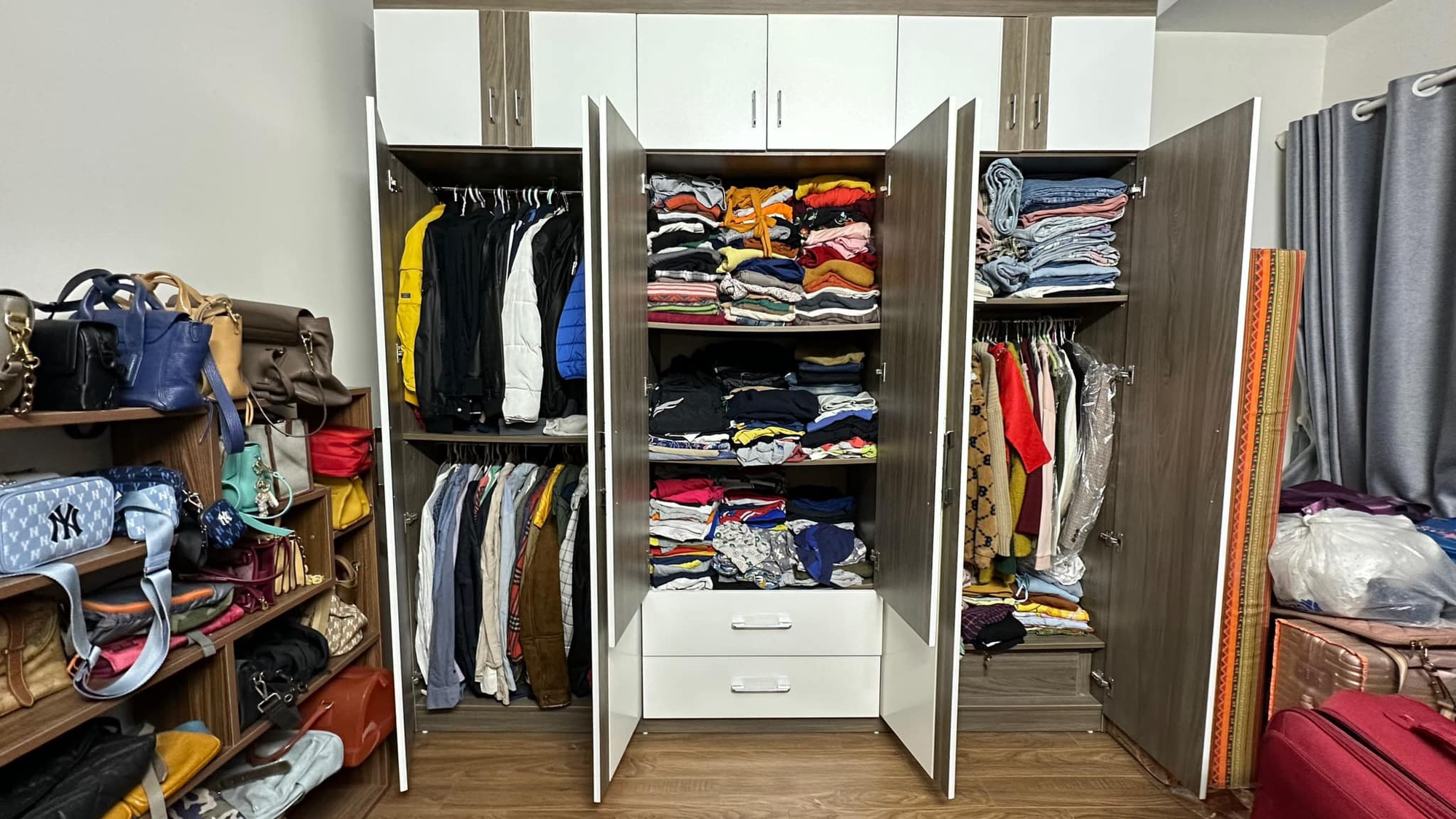 Từ phòng thay đồ lộn xộn thành không gian sáng bừng như trong store, MC Hoàng Linh khoe không gian sống viên mãn-9