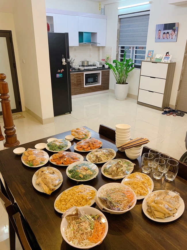 Từ phòng thay đồ lộn xộn thành không gian sáng bừng như trong store, MC Hoàng Linh khoe không gian sống viên mãn-15