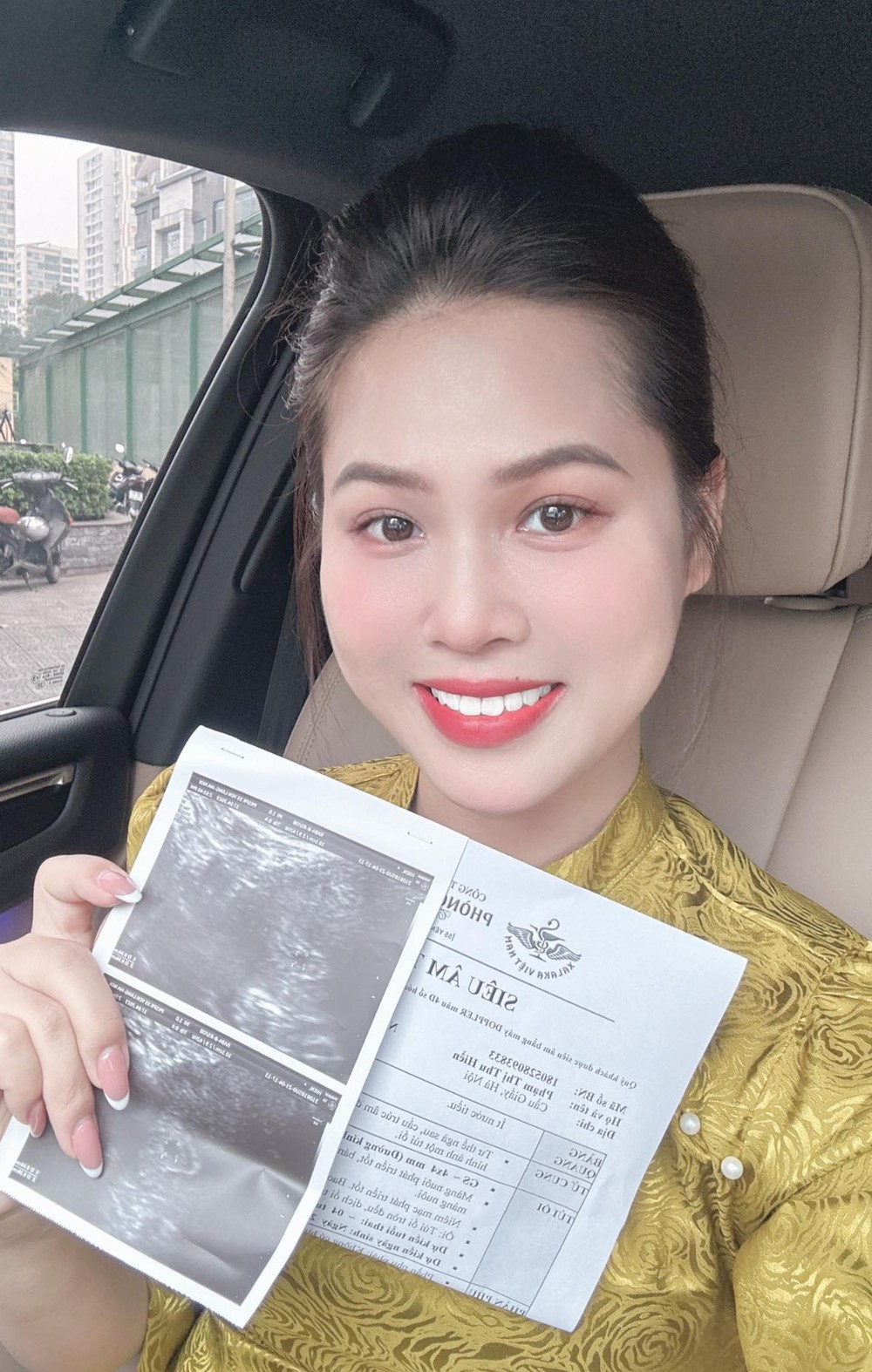 Bố mẹ chồng Hà Nội thưởng nóng 10 tỷ cho con dâu, thực hiện lời hứa 2 năm trước-3