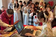 Cặp đôi gây sốt mạng khi biến lễ cưới thành cuộc thi chơi game