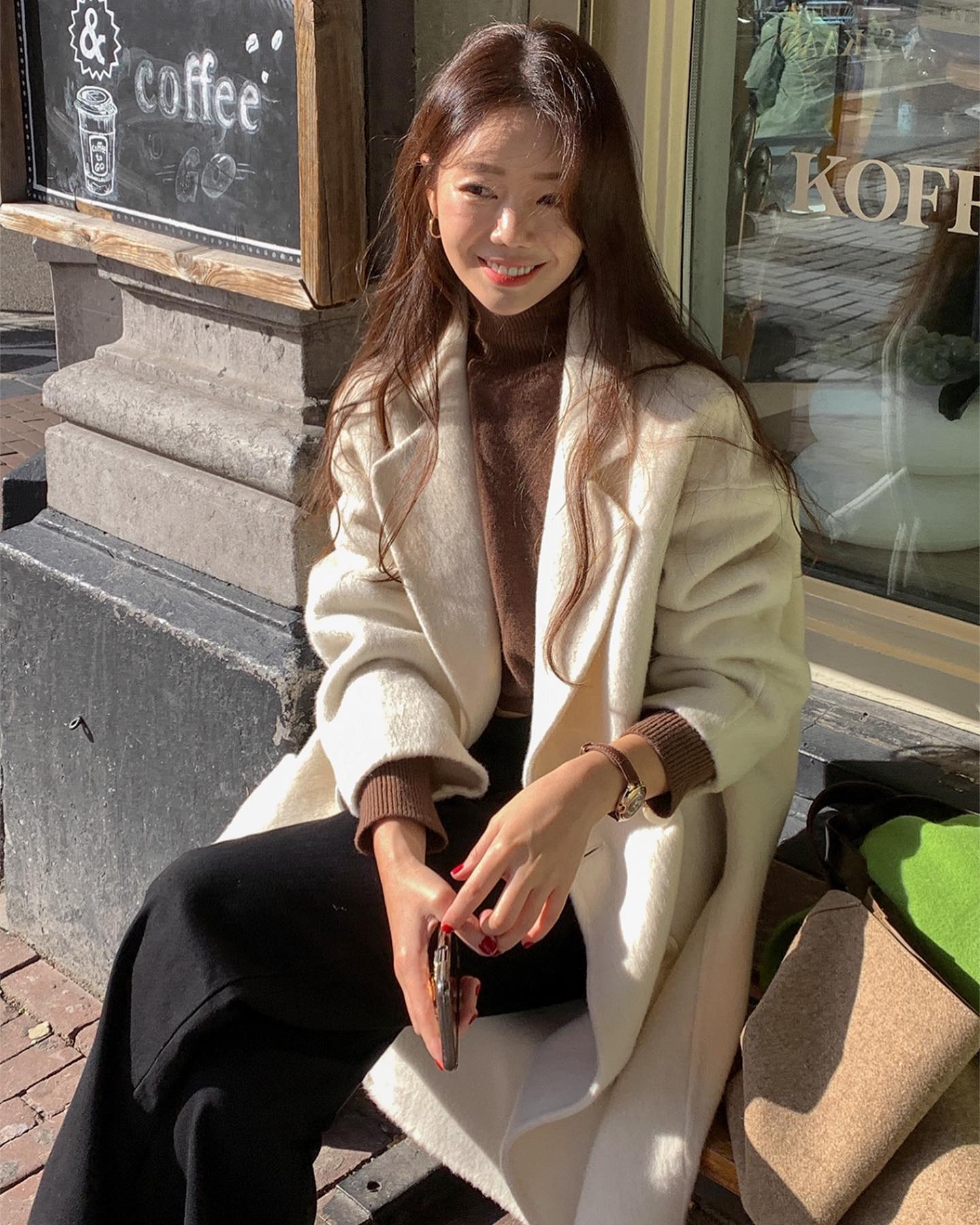 5 mẫu áo khoác dáng dài giúp bạn trông trẻ trung hơn tuổi-2